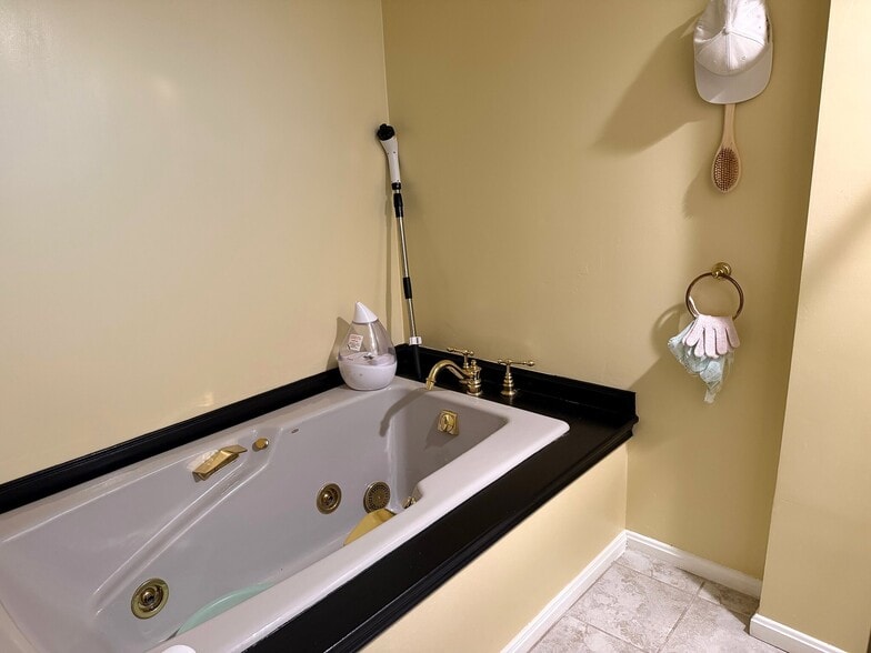 Bathroom bathtub - 73 Elsie St