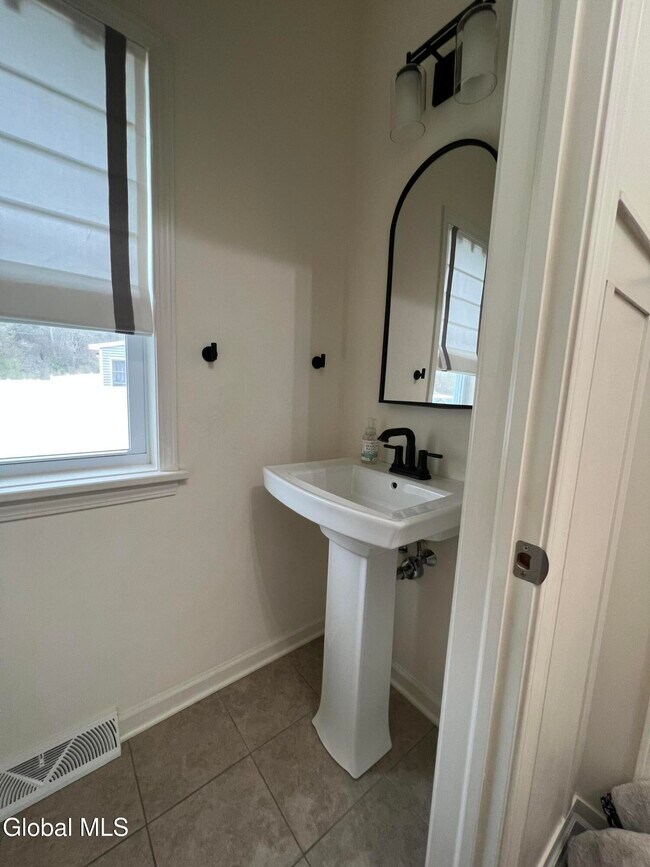 Building Photo - 10 Swatling Dr