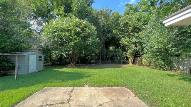Building Photo - Lovely 3-Bedroom