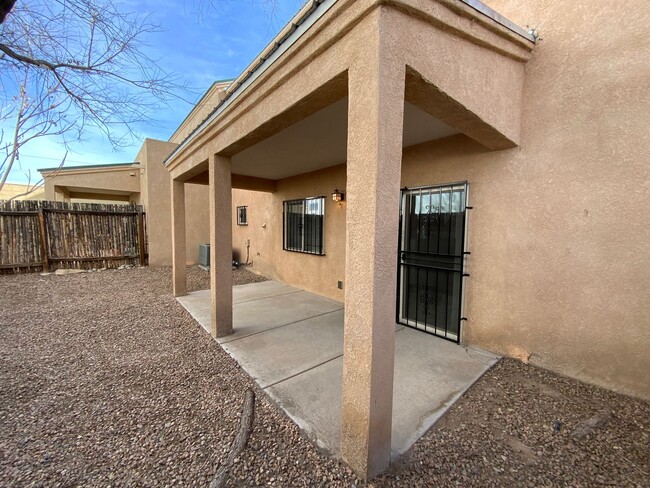 Building Photo - 3 Bedroom Town home Near 4th Street SW & B...