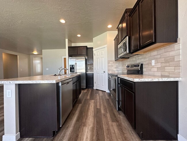 Building Photo - Beautiful 3bed, 2bath, 3car 1,948sq.ft. ho...