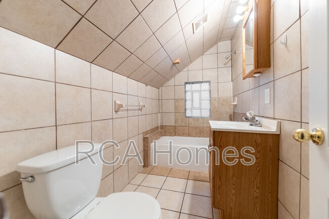 Building Photo - 704 Sanders St