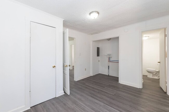 Building Photo - Three Bedroom Home!