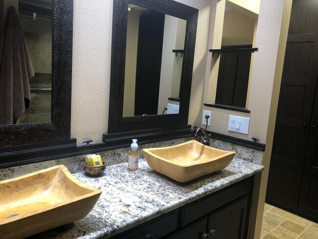 Building Photo - Perfect & Newly Updated Vacation Home, 45+ Active Adult Community. Available May through October2026