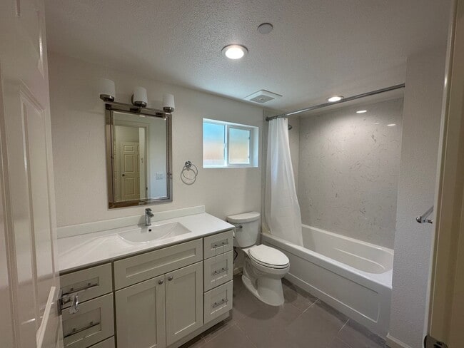 Building Photo - Newly Renovated 3 Bedroom 2 Bathroom Close to Town