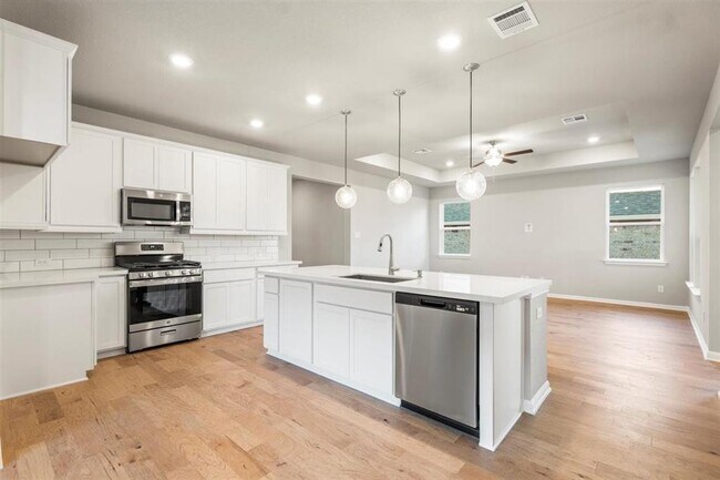 Building Photo - 204 Grn Knl Ln