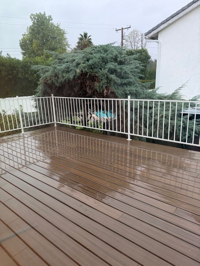 Building Photo - Large pool home with lots of space and gue...