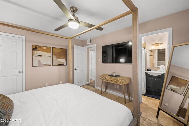 Building Photo - 6419 E Cambridge Ave