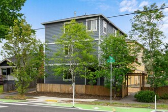 Building Photo - Creston-Kenilworth Neighborhood Newer Cons...