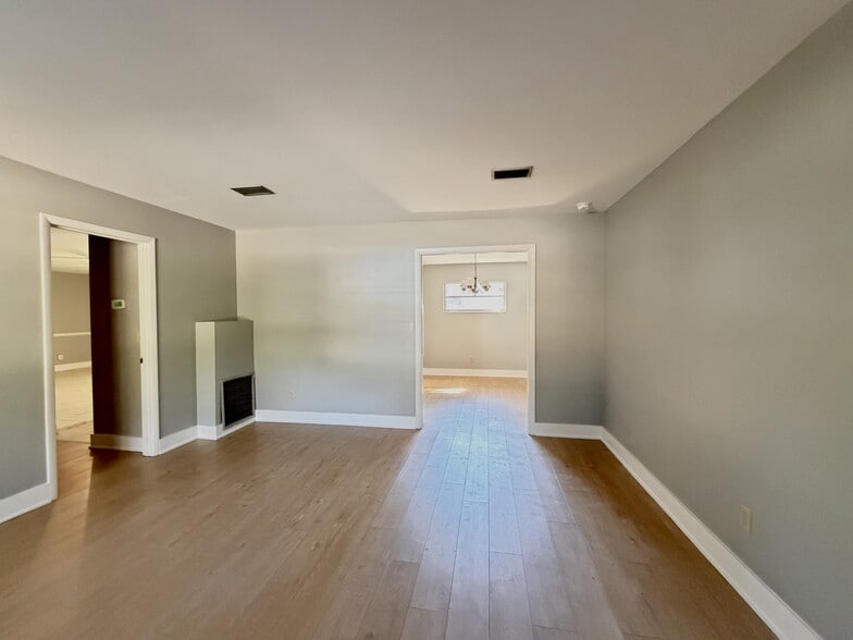 Building Photo - 703 NE 6th Pl