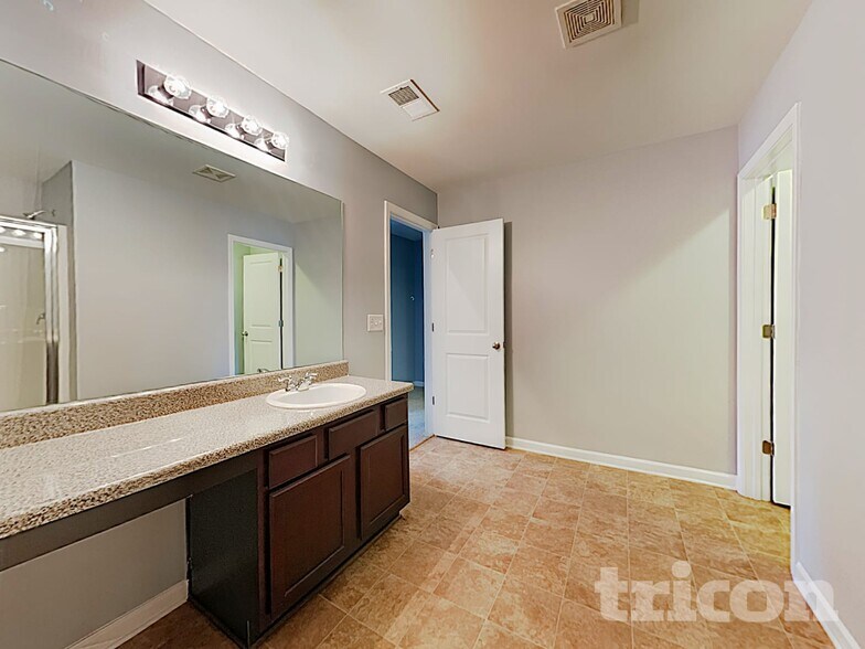 Building Photo - 3323 Lowland Dr