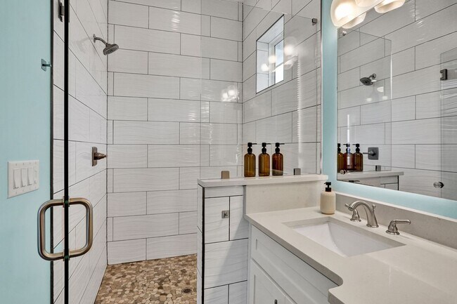 Building Photo - Luxury Beach Living Just Two Blocks from the Ocean – 4 Bed/3 Bath Fully Furnished Jacksonville Be...