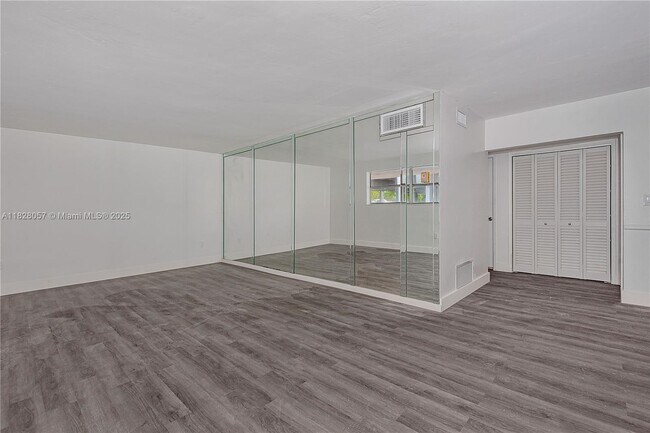 Building Photo - 6910 Bay Dr