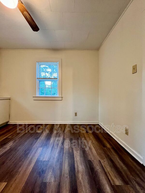 Building Photo - 407 Dobson St