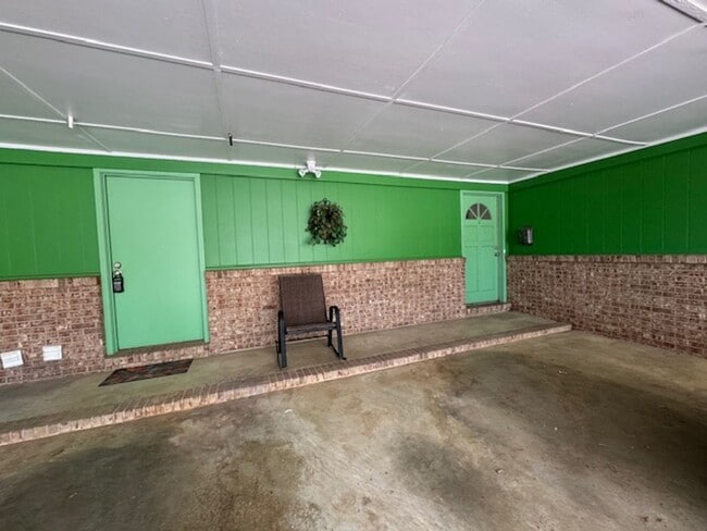 Building Photo - 2 Bedroom, 1 Bath duplex (right side unit) close to downtown Greenville with hardwood floors, a l...