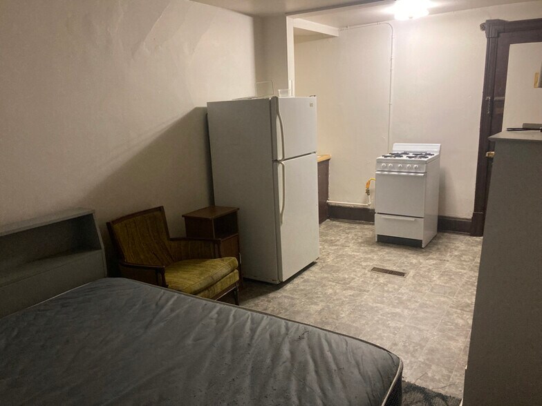 Building Photo - 3431 W Kilbourn Ave