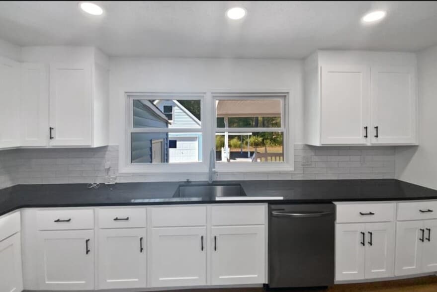 Building Photo - 213 Gatewood Dr