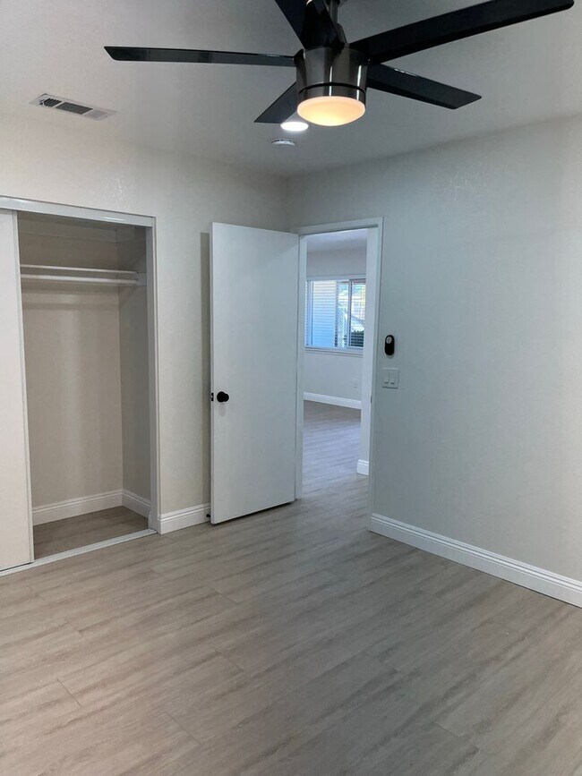 Building Photo - 784