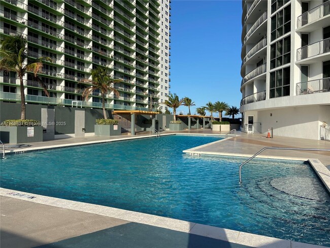 Building Photo - 1750 N Bayshore Dr