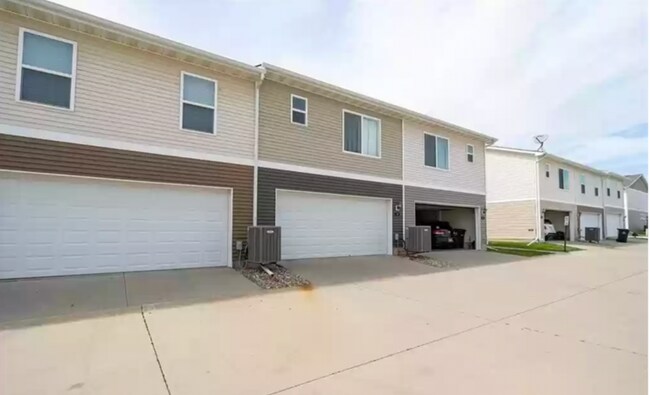Building Photo - 9055 Coneflower Dr