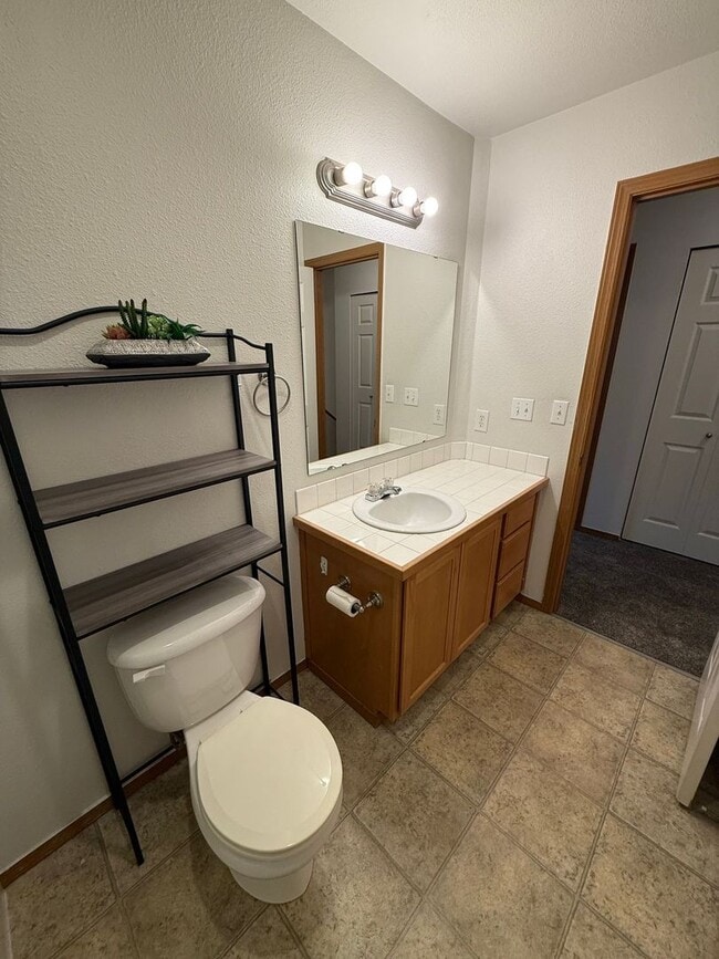 Building Photo - 4 bedroom townhome in Alicia Meadows with $500.00 off February rent if moved in by January end!