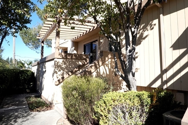 Primary Photo - Spacious Townhome, Fireplace, Beautiful Fl...