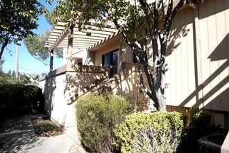 Building Photo - Spacious Townhome, Fireplace, Beautiful Fl...
