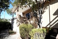 Building Photo - Spacious Townhome, Fireplace, Beautiful Fl...