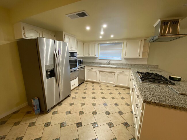 Building Photo - Beautiful Home for rent in Visalia, Ca