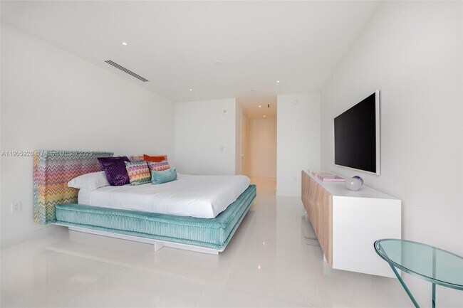 Building Photo - 300 Biscayne Blvd Way