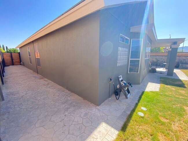 Building Photo - Northeast El Paso 3 bed with Refrig A/C and Solar Panels