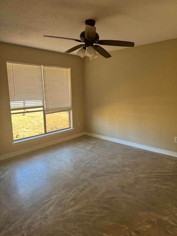 Building Photo - 2004 Pine Needle Dr E