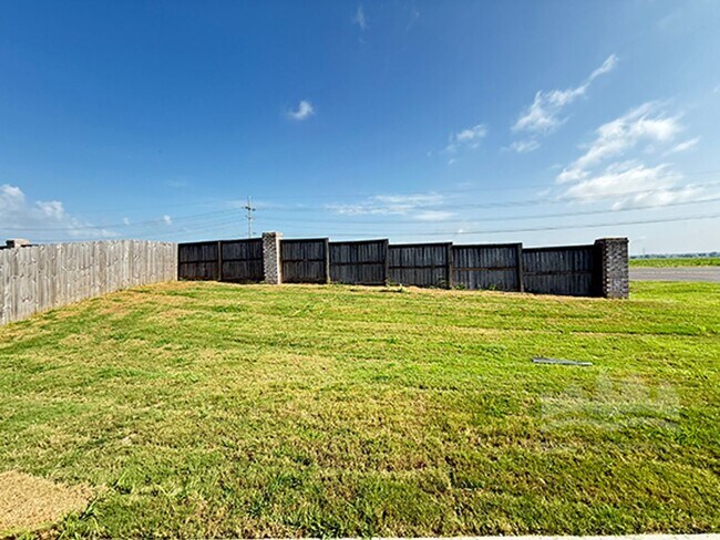 Building Photo - Welcome to this spacious 4 bedroom, 3 bath...