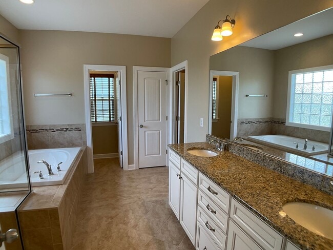 Building Photo - Absolutely Gorgeous and Spacious in Renais...