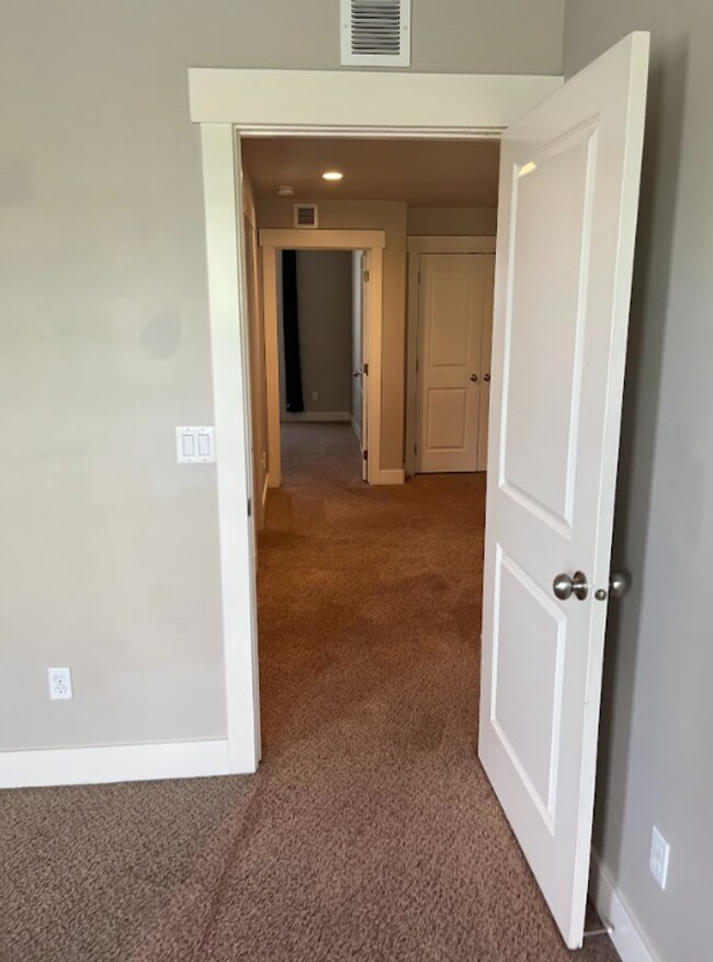 Building Photo - 3 Bedroom/2 Bathroom townhome in South Jordan