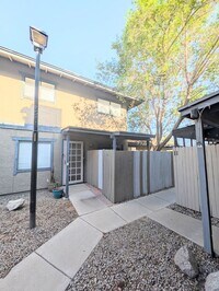 Building Photo - CUTE TOWNHOME AVAILABLE NOW NEAR DOWNTOWN ...