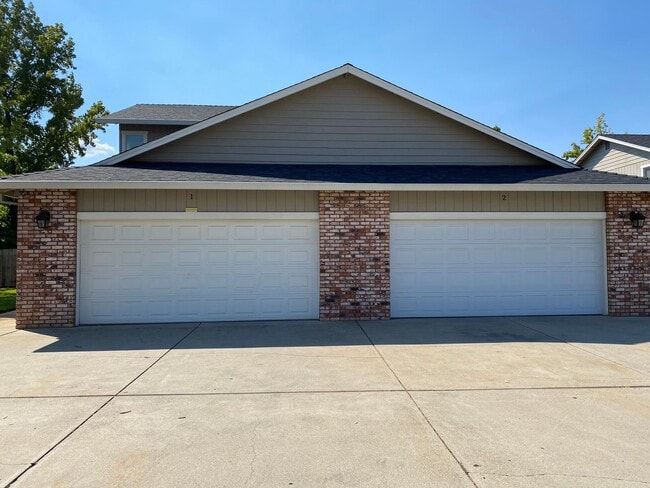 Building Photo - 2076 Fancy Oaks Dr, Redding, CA 96003