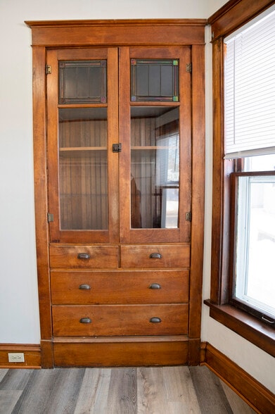 Building Photo - 609 5th Ave