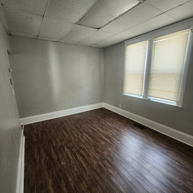 Building Photo - 3020 Searsdale Ave