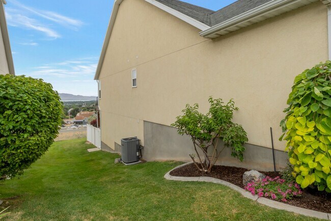 Building Photo - 8961 N Cottage Cyn Dr