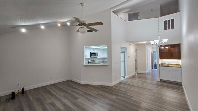Building Photo - 2 Bed 2 Bath townhome with a Den/ Office s...