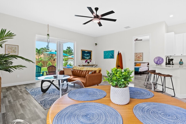 Building Photo - 2420 Valentine St