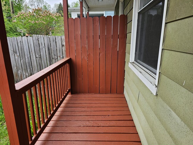 Building Photo - Spacious 3 bedroom 1 bath townhouse for re...