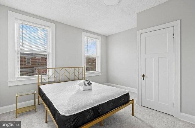 Building Photo - 910 N Kenwood Ave