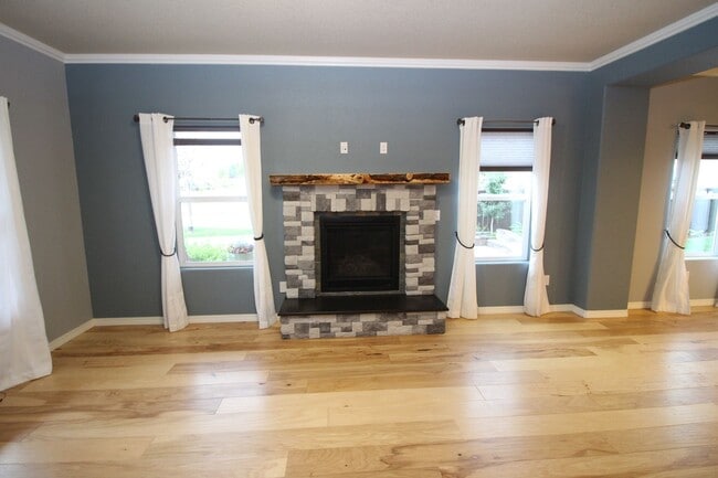 Building Photo - Beautiful 3bdrm 3bath home in Gold Hill Mesa