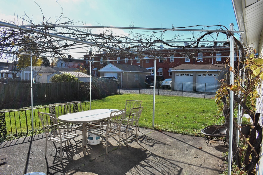 Backyard with Pergala - 11 Church St