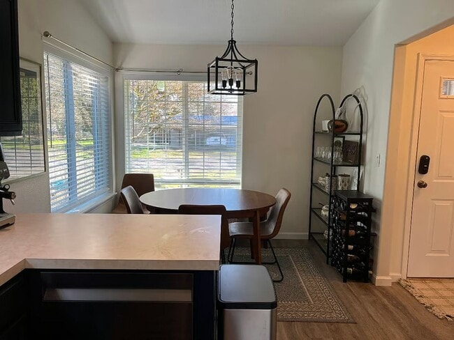 Building Photo - Furnished 3 Bedroom. 2.5 Bath Home in Dundee- Utilities Included