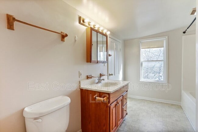 Building Photo - 2 Bedroom, 1 Bath, Central Air Conditioning, Washer Dryer in unit.