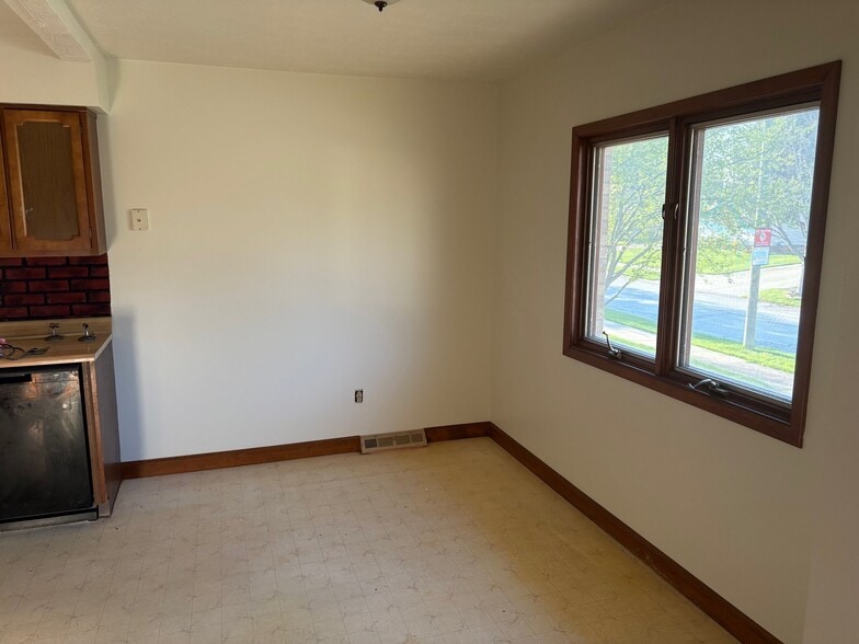 Building Photo - 2921 Woodlawn Dr