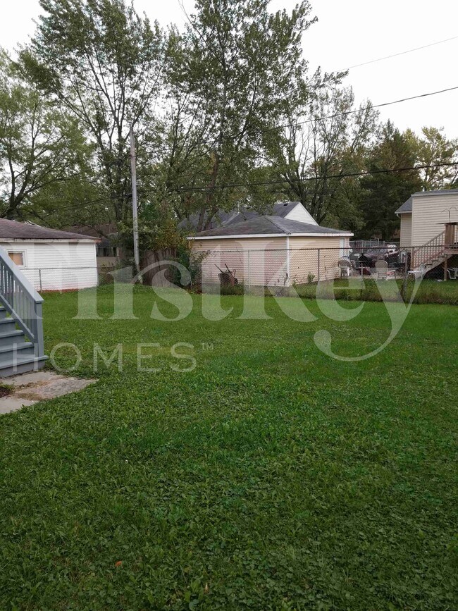 Building Photo - 422 E Tulip Dr